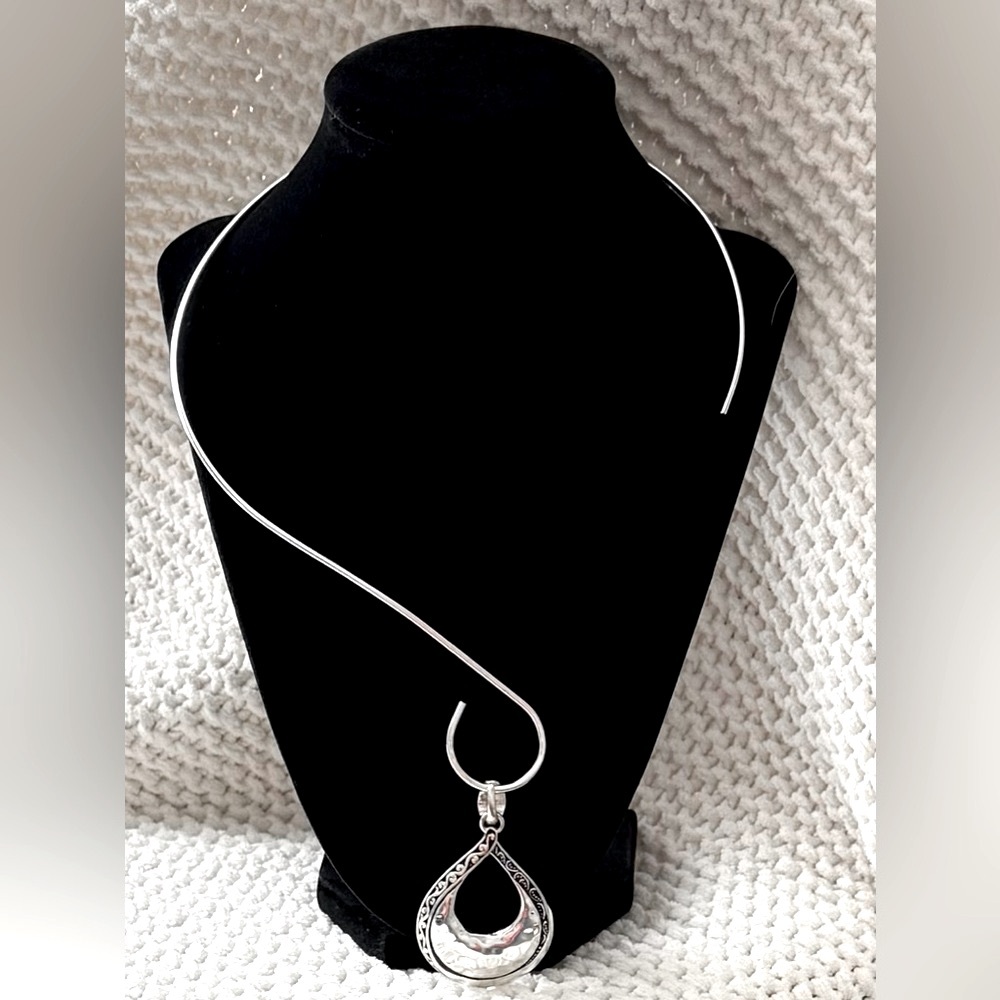 Elegant Silver Tone Teardrop Pendant Necklace - Picture 10 of 10
